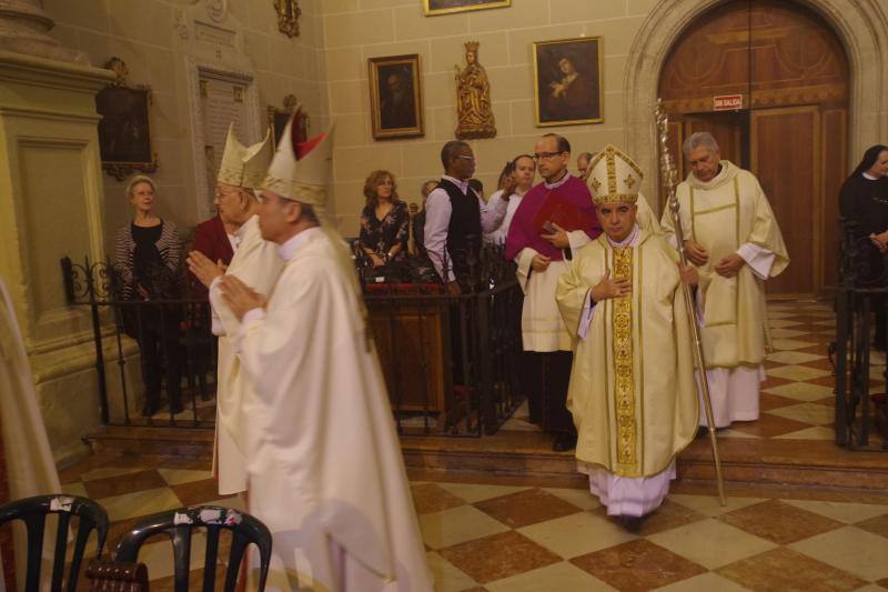 La capital vive un histórico acontecimiento. La previsión de lluvia desluce el seguimiento fuera de la basílica, donde hay numerosas sillas vacías