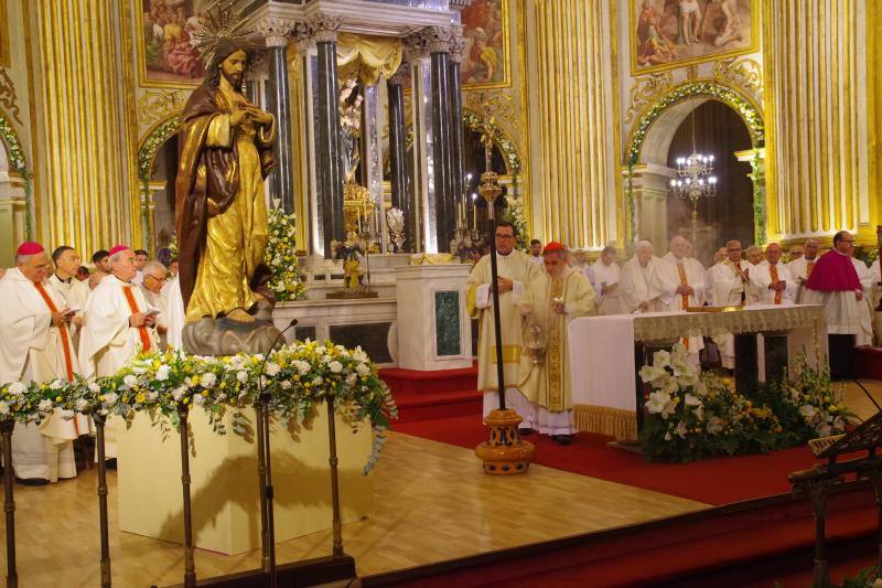 La capital vive un histórico acontecimiento. La previsión de lluvia desluce el seguimiento fuera de la basílica, donde hay numerosas sillas vacías