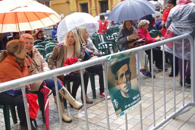 La capital vive un histórico acontecimiento. La previsión de lluvia desluce el seguimiento fuera de la basílica, donde hay numerosas sillas vacías