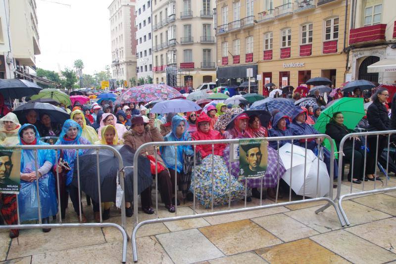 La capital vive un histórico acontecimiento. La previsión de lluvia desluce el seguimiento fuera de la basílica, donde hay numerosas sillas vacías