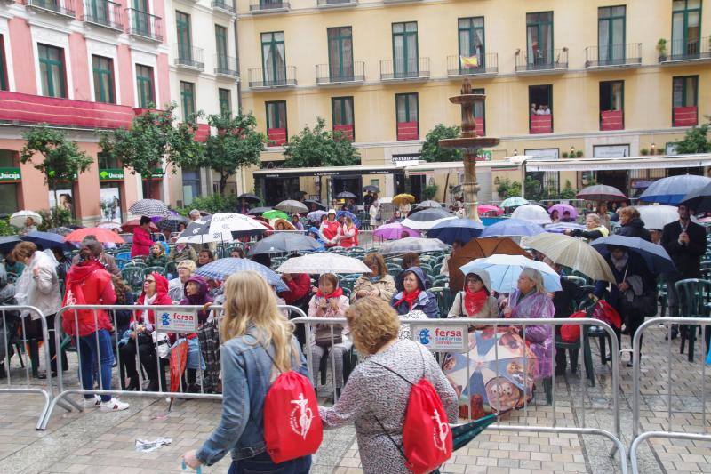 La capital vive un histórico acontecimiento. La previsión de lluvia desluce el seguimiento fuera de la basílica, donde hay numerosas sillas vacías