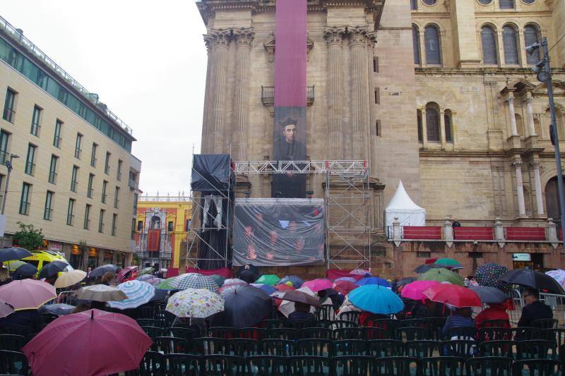 La capital vive un histórico acontecimiento. La previsión de lluvia desluce el seguimiento fuera de la basílica, donde hay numerosas sillas vacías