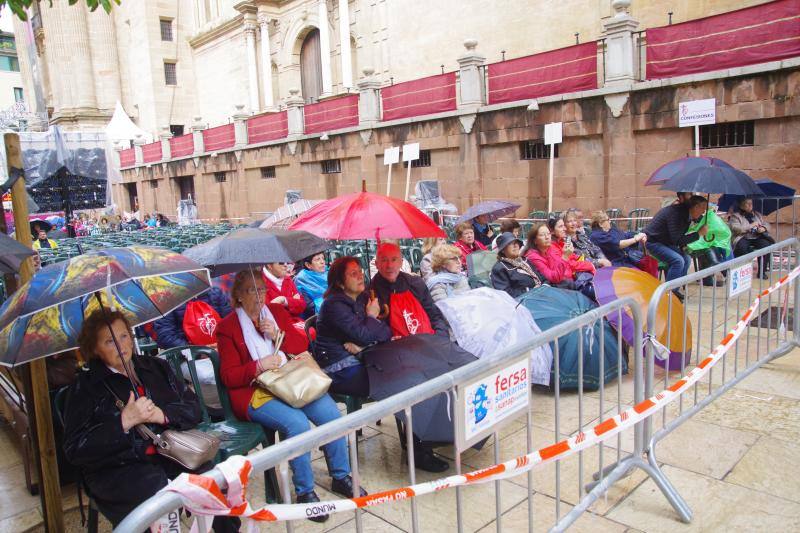 La capital vive un histórico acontecimiento. La previsión de lluvia desluce el seguimiento fuera de la basílica, donde hay numerosas sillas vacías