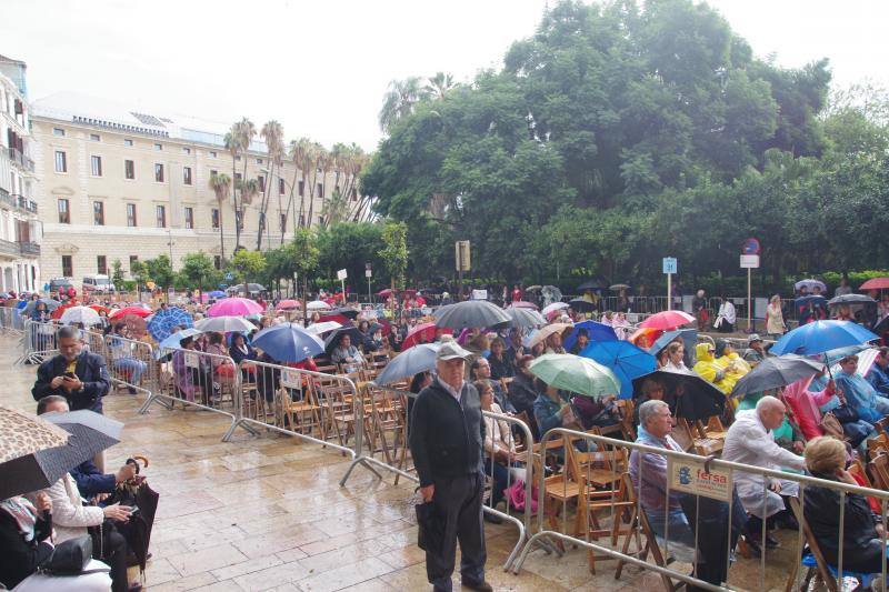 La capital vive un histórico acontecimiento. La previsión de lluvia desluce el seguimiento fuera de la basílica, donde hay numerosas sillas vacías