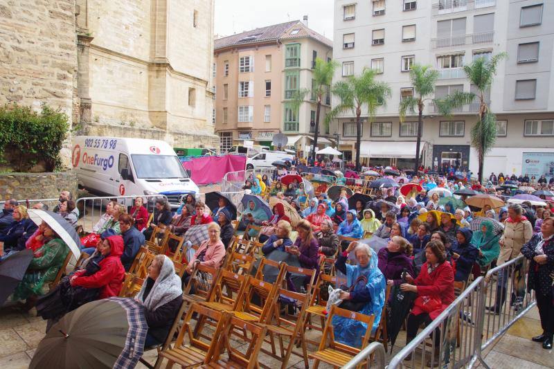 La capital vive un histórico acontecimiento. La previsión de lluvia desluce el seguimiento fuera de la basílica, donde hay numerosas sillas vacías