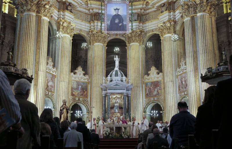 La capital vive un histórico acontecimiento. La previsión de lluvia desluce el seguimiento fuera de la basílica, donde hay numerosas sillas vacías