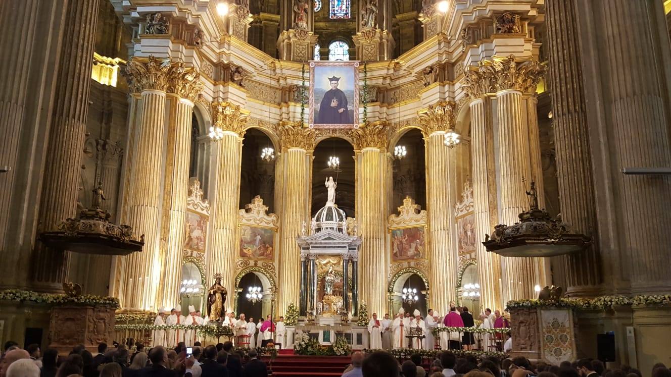 La capital vive un histórico acontecimiento. La previsión de lluvia desluce el seguimiento fuera de la basílica, donde hay numerosas sillas vacías