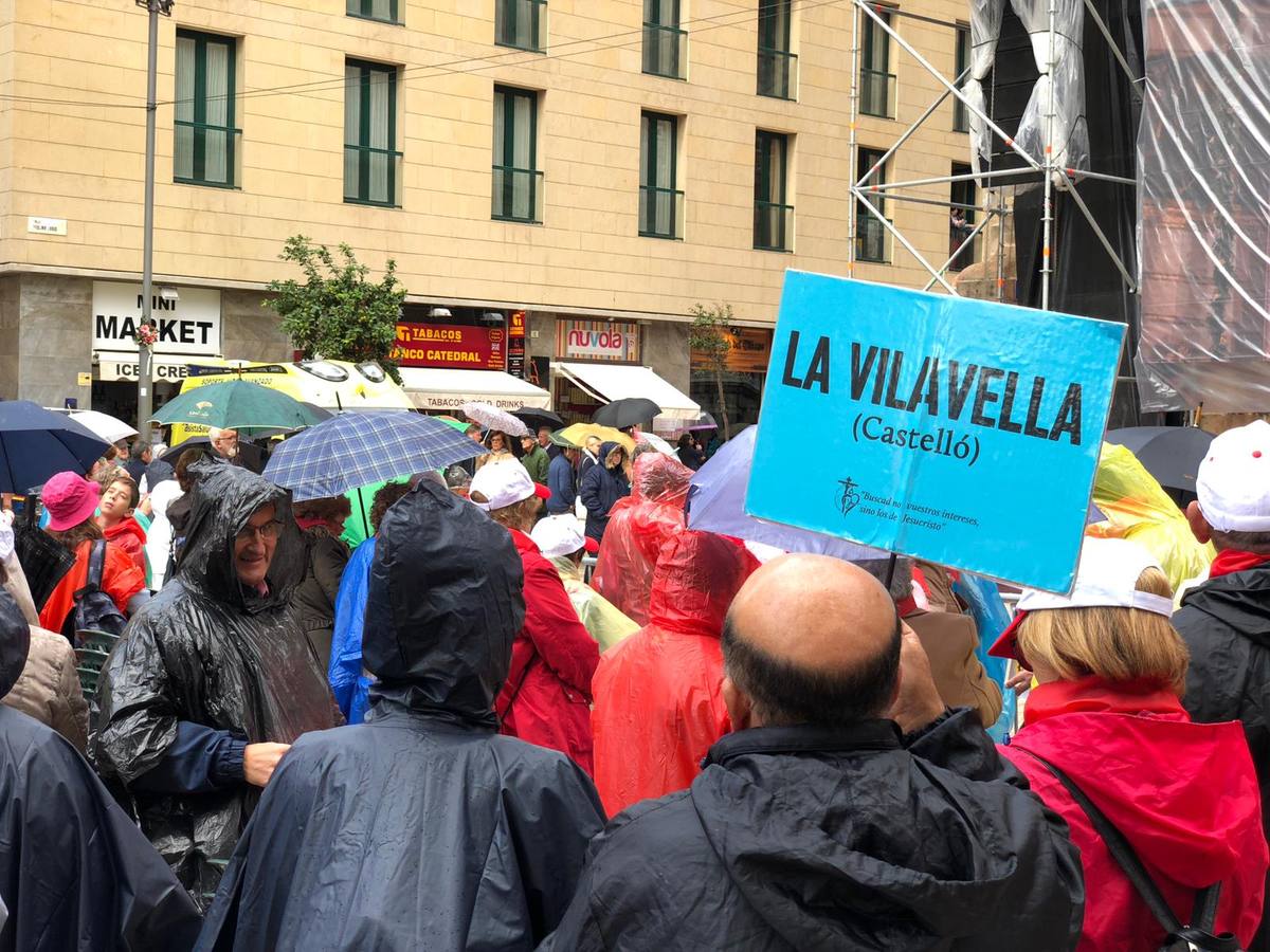 La capital vive un histórico acontecimiento. La previsión de lluvia desluce el seguimiento fuera de la basílica, donde hay numerosas sillas vacías