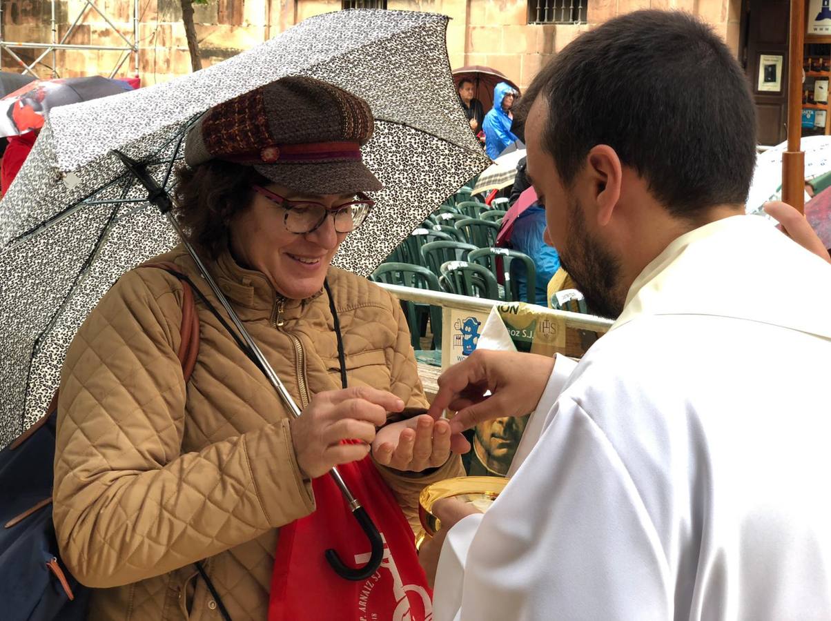 La capital vive un histórico acontecimiento. La previsión de lluvia desluce el seguimiento fuera de la basílica, donde hay numerosas sillas vacías