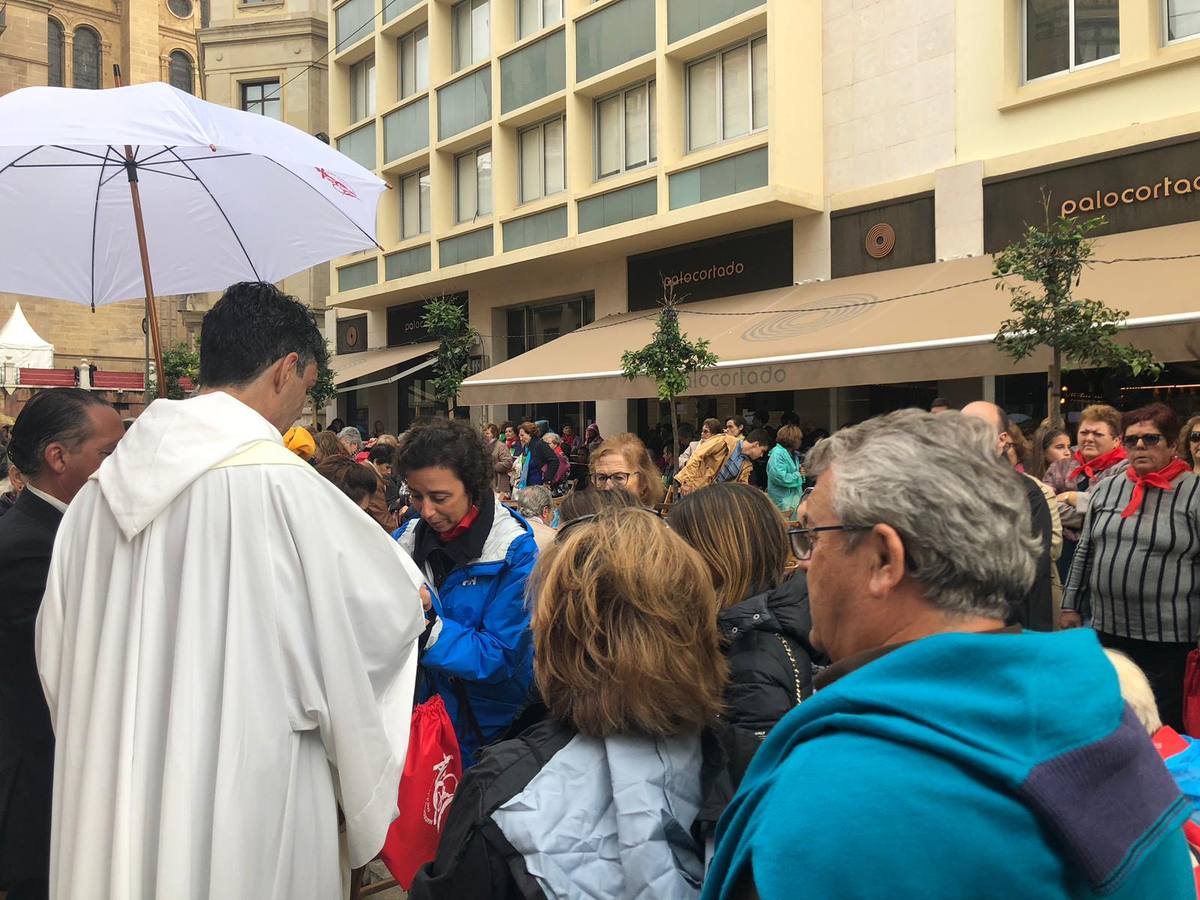 La capital vive un histórico acontecimiento. La previsión de lluvia desluce el seguimiento fuera de la basílica, donde hay numerosas sillas vacías