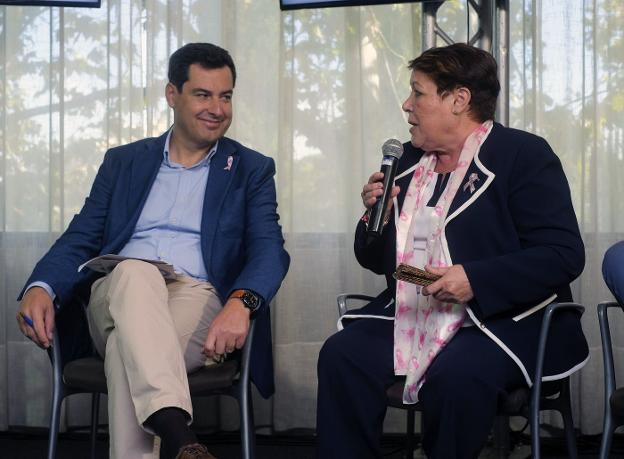 Juanma Moreno, en un acto ayer sobre el día del cáncer de mama en Huelva. 