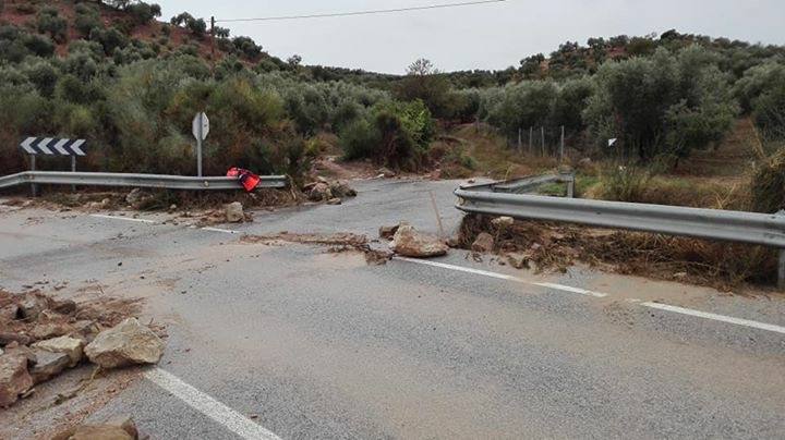 Destrozos en El Burgo recogidos por los vecinos.