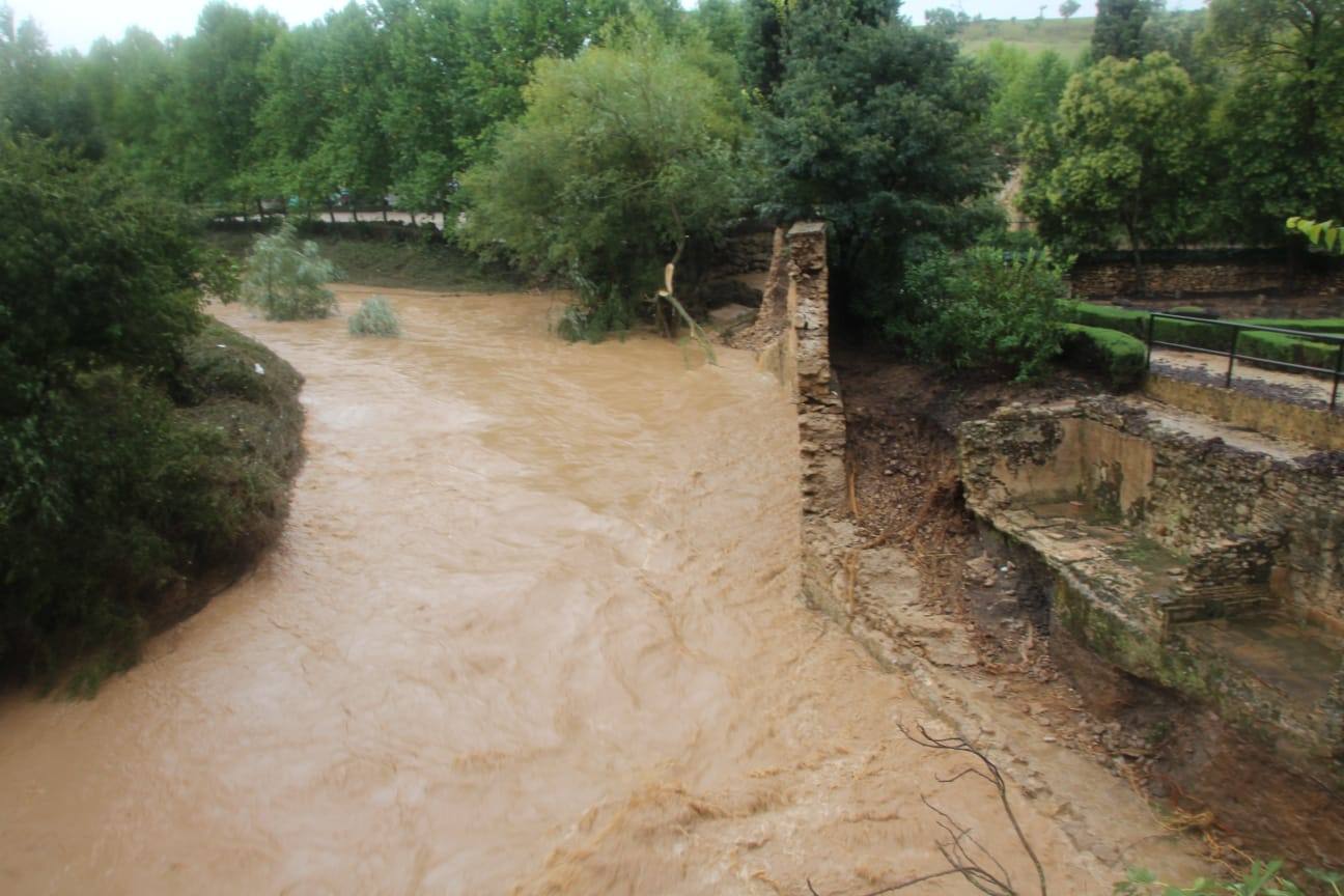 Imágenes de los Baños Árabes, donde ha caído el muro, y la escarela de acceso