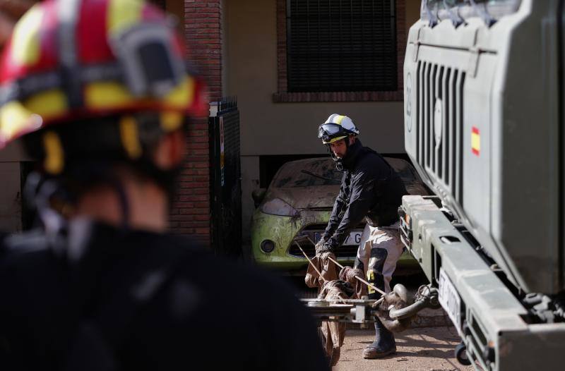 Labores de limpieza en Campillos tras la tromba, con la ayuda de la UME