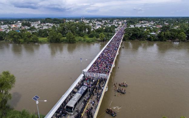 La caravana de migrantes, bloqueada en el puente fronterizo entre Guatemala y México. :: pedro pardo / afp