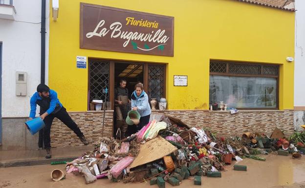 Vecinos achican agua en Campillos. 