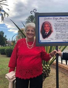 Imagen secundaria 2 - Foto 1: Juan Lara con su hijo, Juan Antonio. Foto 2: Serrán-Pagán posa con Mercedes Mengíbar delante de la obra que ha donado. Foto 3: Diego Gómez, en los jardines que llevan su nombre en Huelin, con su esposa. 