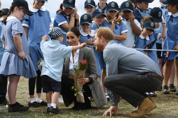 Un niño abraza a Meghan durante uno de los actos en Australia. 