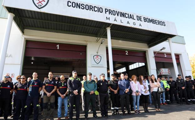 Minuto de silencio en el cuartel comarcal de Antequera del Consorcio Provincial de Bomberos. 