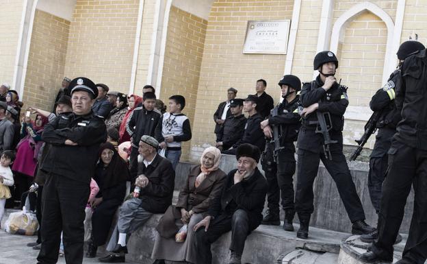 Policías con fusiles en la mezquita de Kashgar.
