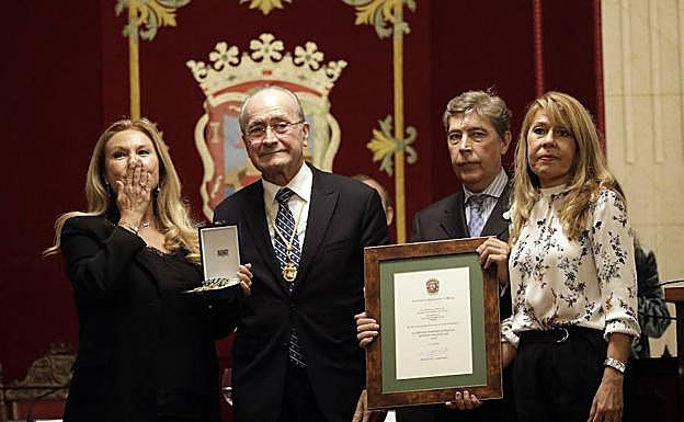 Los hijos de Antonio de Canillas, con el alcalde. 