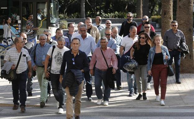 El comité de empresa, con Belmonte al frente, a su llegada a la reunión de ayer en el Ayuntamiento.