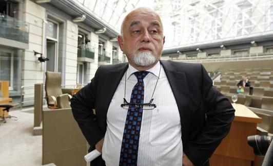 Jan Peumans, en el interior del Parlamento flamenco.