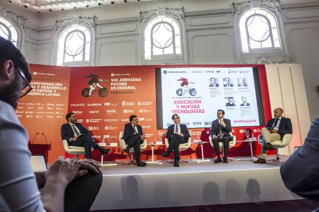 Mauricio Agudelo, Alberto Galiana, José Francisco Ballesta, David Luna y Rubén González, durante la charla de ayer en Logroño. 