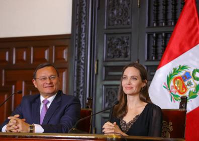 Imagen secundaria 1 - La actriz Angelina Jolie durante su visita a Lina, Perú.