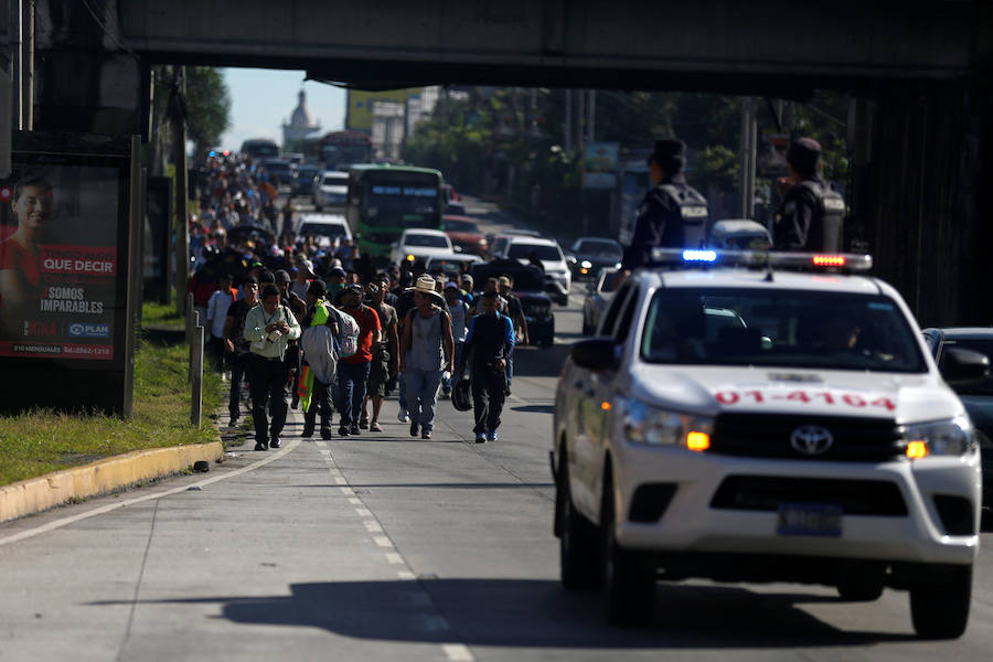 Unos 300 migrantes salvadoreños han salido este domingo de su país hacia la frontera con Guatemala con el objetivo final de llegar a EE UU. Buscan emular la caravana de hondureños que salió el 13 de octubre de San Pedro Sula.