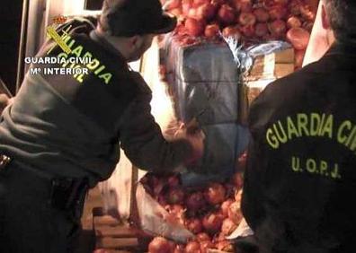 Imagen secundaria 1 - Golpe a la organización que ocultaba cocaína entre tofu, crema de avellanas y comida congelada. La Guardia Civil encontró hachís entre toneladas de cebolla en Almogía. La policía detectó que una red enviaba hachís de Marruecos a Málaga entre cajas de sardinas 