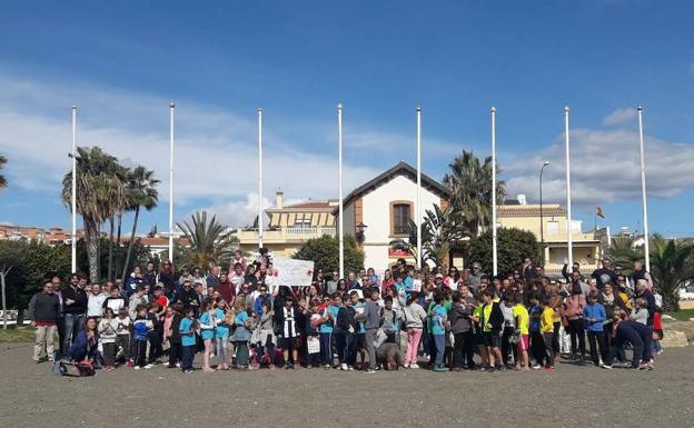 Imagen de la protesta organizada este domingo en Benajarafe. 