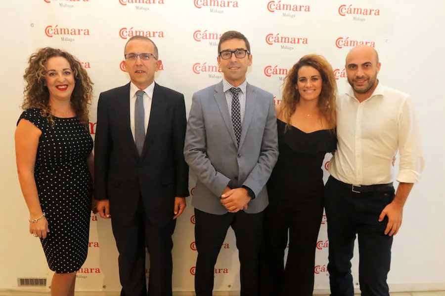 La Cámara de Comercio celebra su acto de graduación. En la foto, Nieves Martín, David Carnicer, José María Gómez, Mari A. Blanes y Andrés Mendieta.