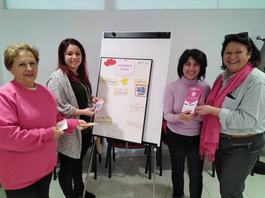 Los Bancos del Tiempo organizan una jornada de puertas abiertas. En la foto, alumnado y profesorado del IES Ben Gabirol participante en la jornada.