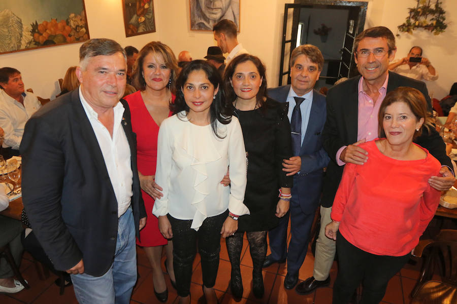 El Pimpi acoge una cena de gala a beneficio de la Asociación de Personas con Alzheimer. En la foto, representantes del Ayuntamiento de Coín, con Fernando Fernández y María J. Naranjo.