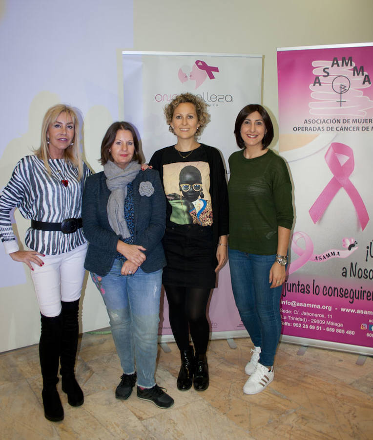 Mónica Cancellón imparte el primer taller de Oncobelleza. En la foto, participantes en el primer taller de Oncobelleza en el centro comercial Larios.