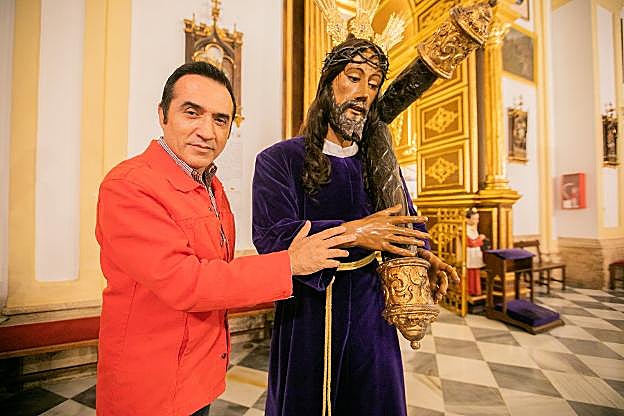 Antonio Montiel, junto a la talla del Nazareno, en la Iglesia de la Encarnación de Marbella. 