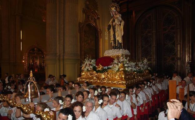 Imagen principal - Dos momentos de la eucaristía en la Catedral y la imagen por Muelle Uno. 