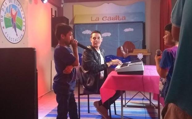 Miguel Laporte en una clase de canto a los niños de la asociación Un Día de Esperanza.