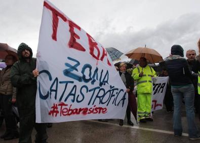 Imagen secundaria 1 - Vecinos afectados por el temporal cortan la carretera de Ronda en protesta por la falta de respuesta del Gobierno