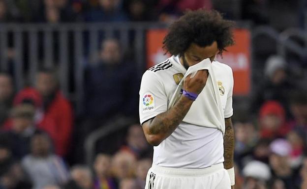 Marcelo se retira lesionado durante el clásico. 