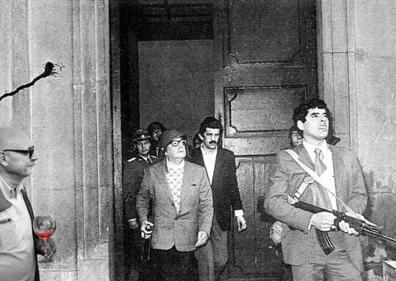 Imagen secundaria 1 - Arriba 'La noche de los transistores'. El país estuvo pendiente de las emisoras tras el intento de golpe de Estado y la irrupción del teniente coronel Tejero y decenas de guardias civiles en el Congreso el 23-F de 1981. Abajo, la Transición, como se conoce a los primeros años posteriores a la muerte de Franco, fue rica en noticias de gran calado histórico, como la legalización del Partido Comunista. Y Salvador Allende, en su última imagen en el Palacio de la Moneda el día del golpe de Estado de Pinochet en Chile. Abajo, una campaña solidaria del programa 'Ustedes son formidables' 