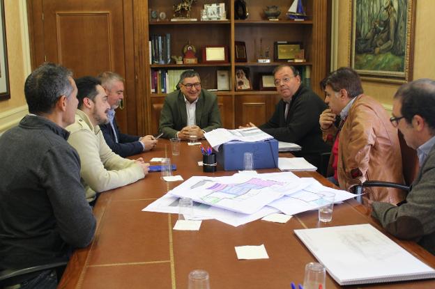 El alcalde se reunió ayer con representantes de los empresarios y comerciantes de la zona. 