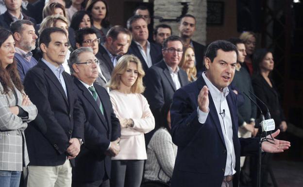 Juanma Moreno y candidatos del PPen Palma del Río (Córdoba)