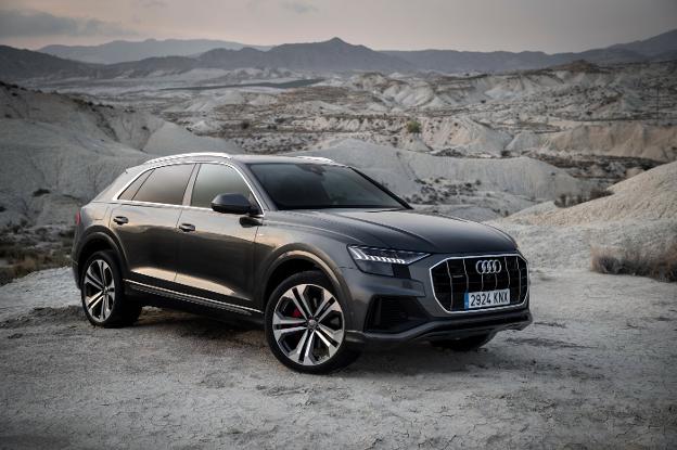 Las llantas de 22 pulgadas y los pasos de rueda destacan en el musculoso y deportivo diseño coupé. :: audi