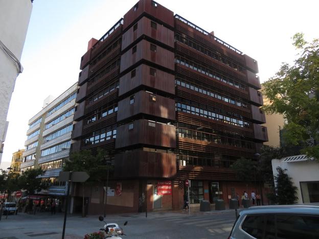 Edificio construido por Nuevos Aires 2002 donde funciona la Delegación de Urbanismo.