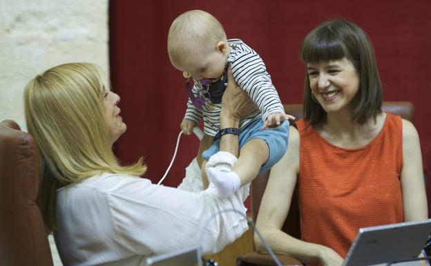 Rosario Alarcón (PP) con el niño de Lucía Ayala (Podemos)