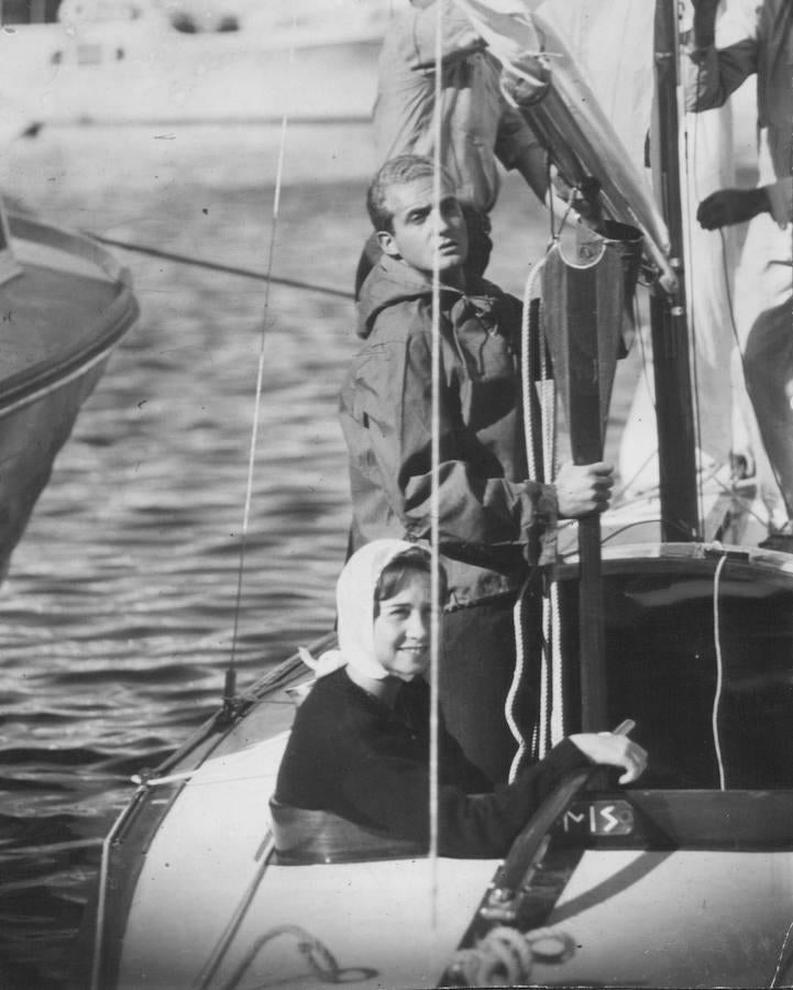 Doña Sofía, en un velero junto al Rey emérito, Juan Carlos de Borbón, días antes de su matrimonio.