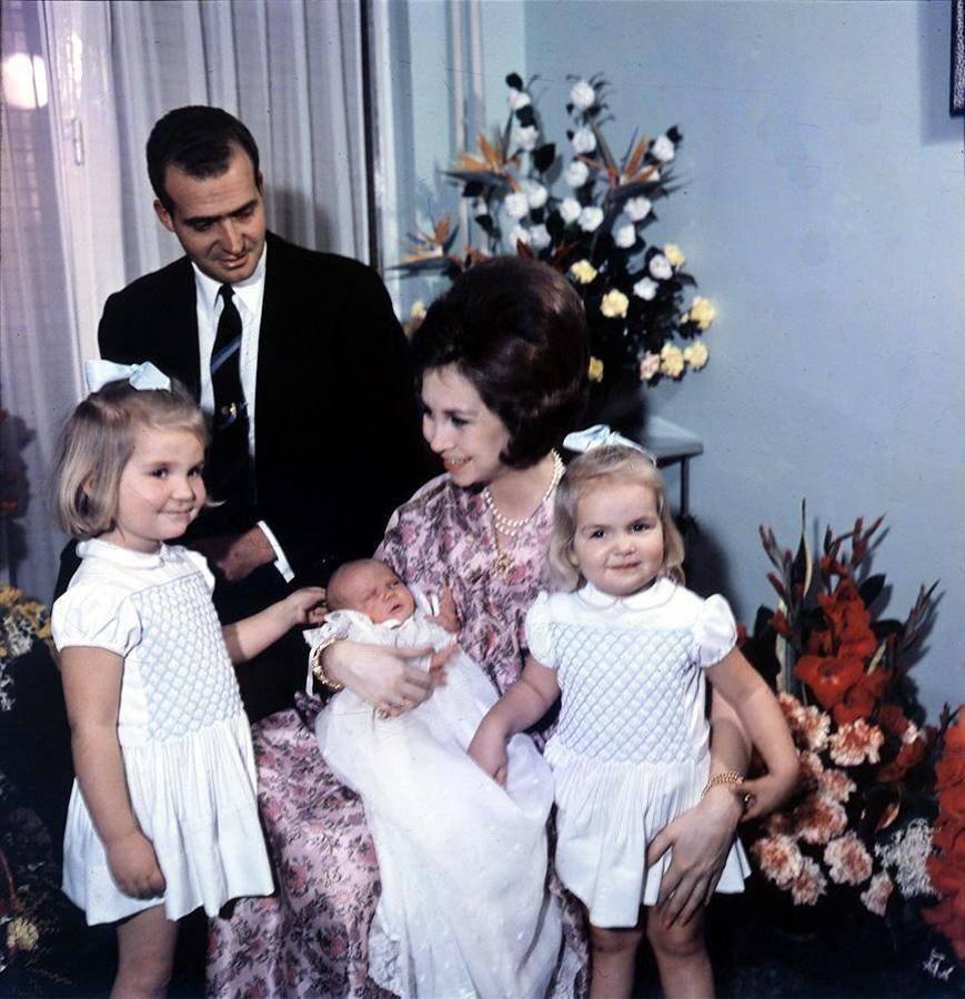 La Reina Sofía y el Rey Juan Carlos junto a sus hijos: Elena, Felipe y Cristina.