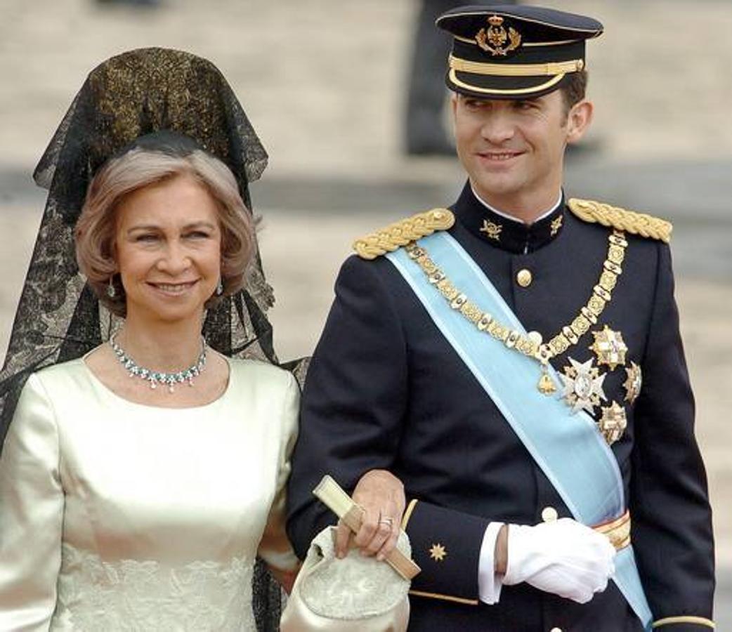 En la imagen, la Sofía de Grecia acompaña al príncipe, Felipe VI, durante el día de su matrimonio con Letizia Ortiz.